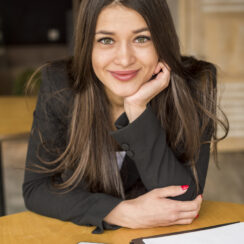 brunette-businesswoman-posing brunette-businesswoman-posing